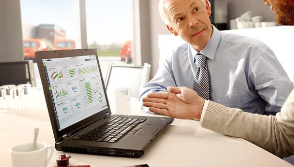 Geschäftsleute am Laptop mit WEBFLEET Software